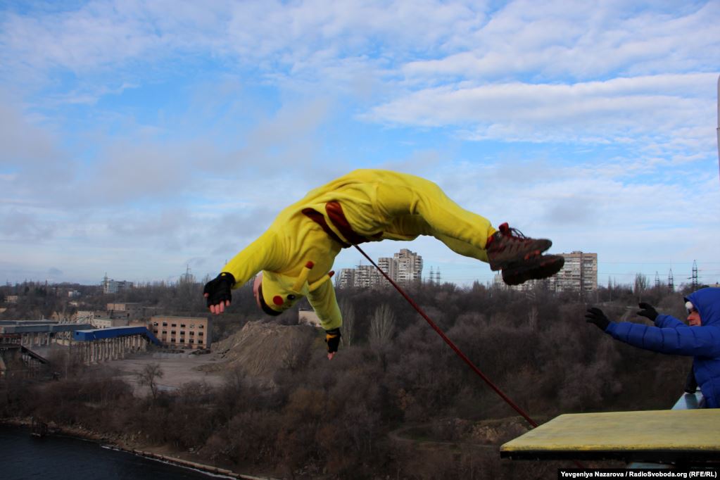 В Запорожье нестандартно отмечают Новый год: На велосипеде и прыжками с моста