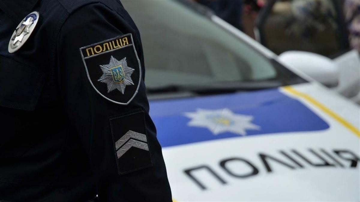 В Бердянске мужчина угрожал прохожим дымовой шашкой – полиция