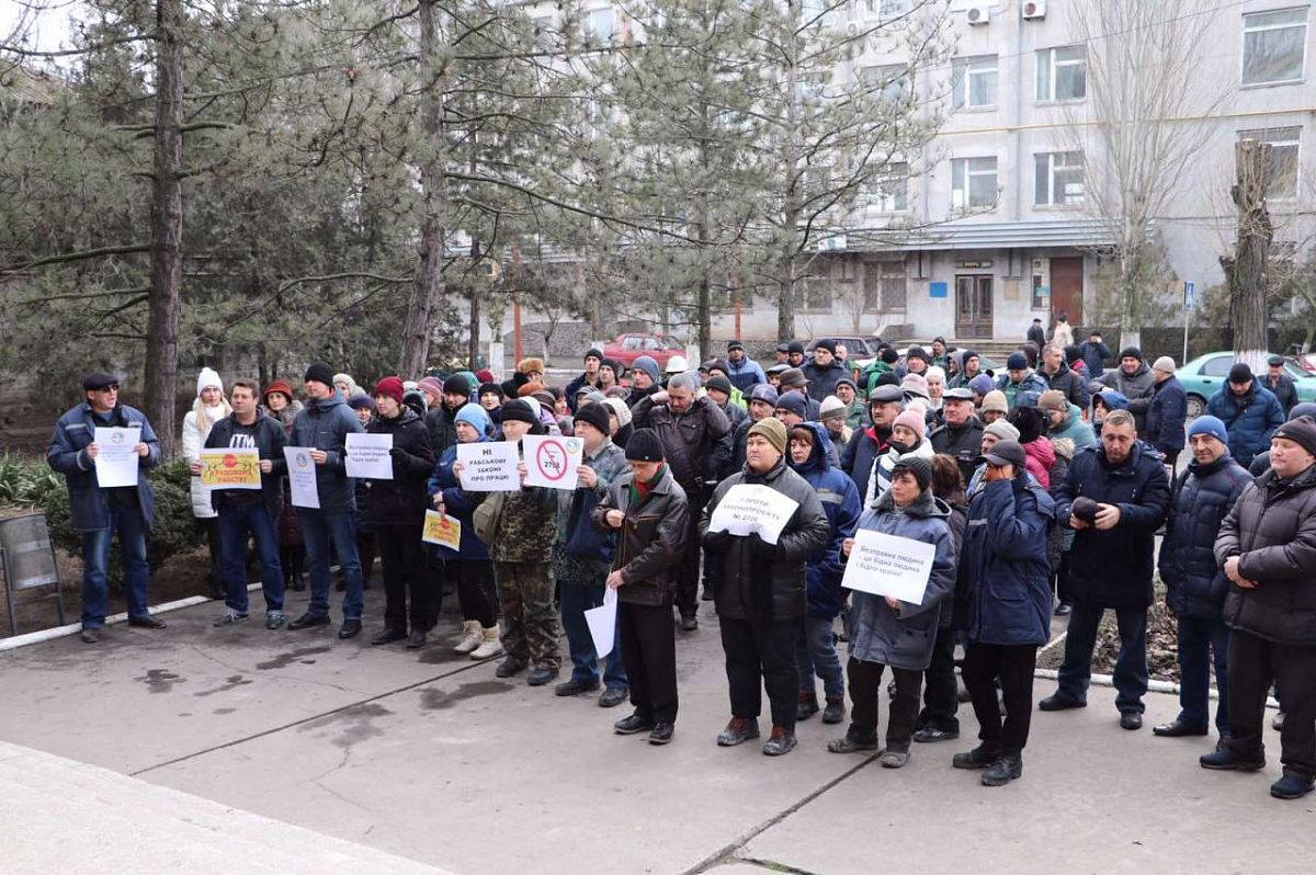 В Бердянске провели митинг под управлением порта, – фото