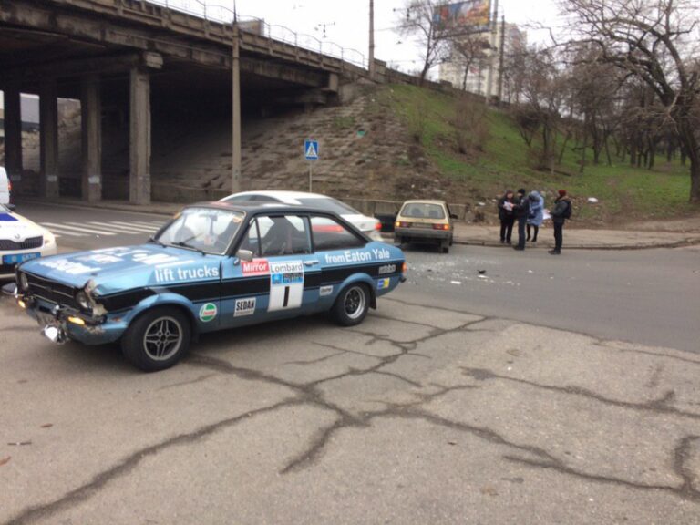 В центре Запорожья в ДТП попали два легковых автомобиля, – фото