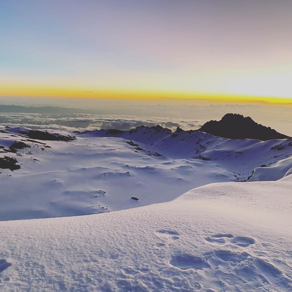 Запорожский альпинист поднялся на вершину Килиманджаро, – фото 