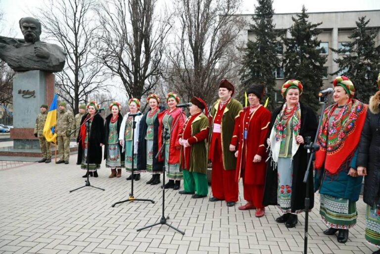 В Запорожье в День Соборности возложили цветы к памятнику Шевченко