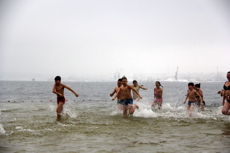Крещение на Правобережном пляже отметили молитвой и массовыми купаниями, – ФОТОРЕПОРТАЖ