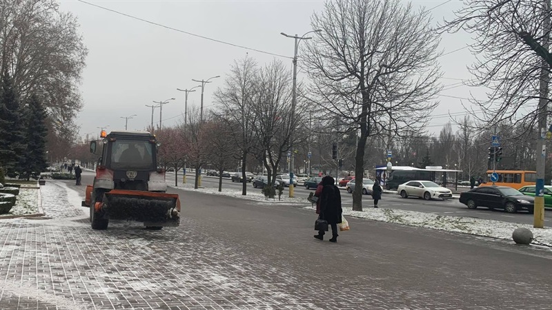 Запорожские коммунальщики начали борьбу с первым снегом