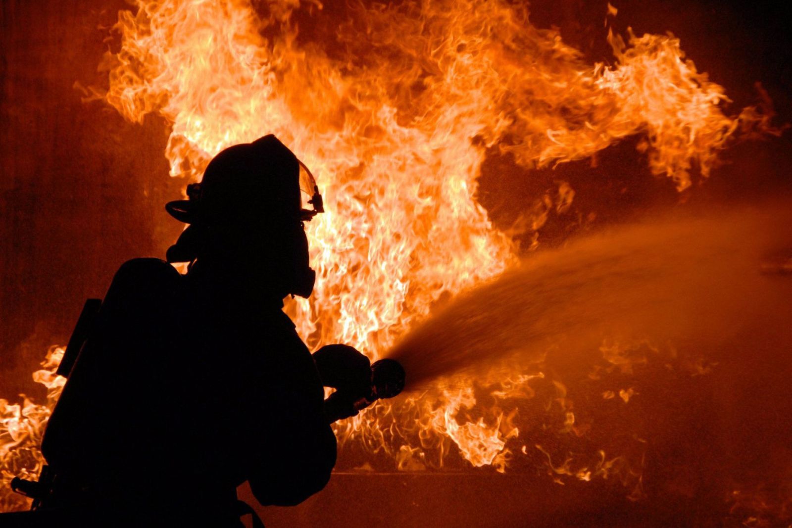 16 спасателей тушили пожар в частной сауне на Хортице