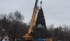 На площади Маяковского начали разбирать елку, – фото