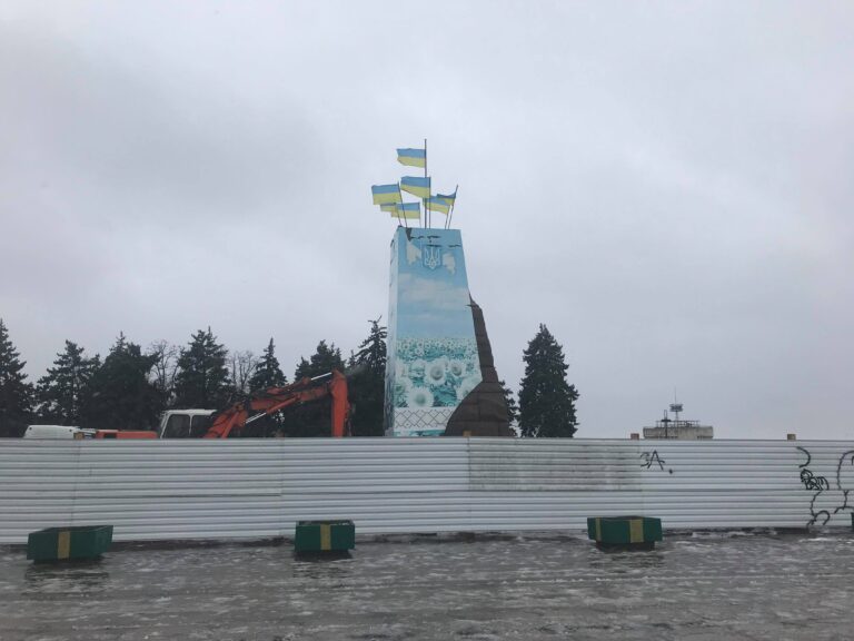 На площі Запорізькій почали демонтувати постамент пам’ятника Леніну