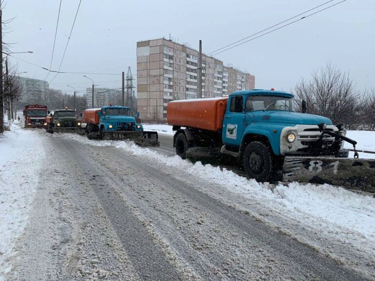 В Днепровском районе дороги от снега расчищает спецтехника, – фото