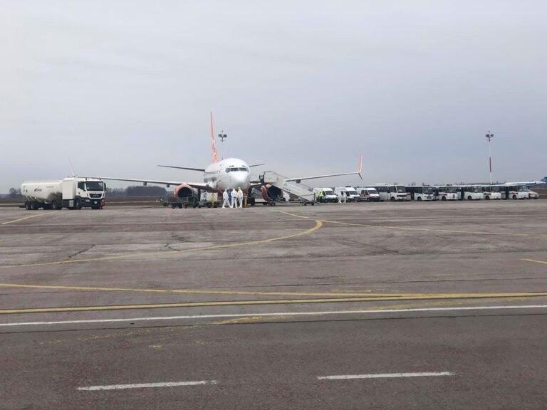 Самолет из Уханя с украинцами приземлился в Борисполе: состояние пассажиров стабильное