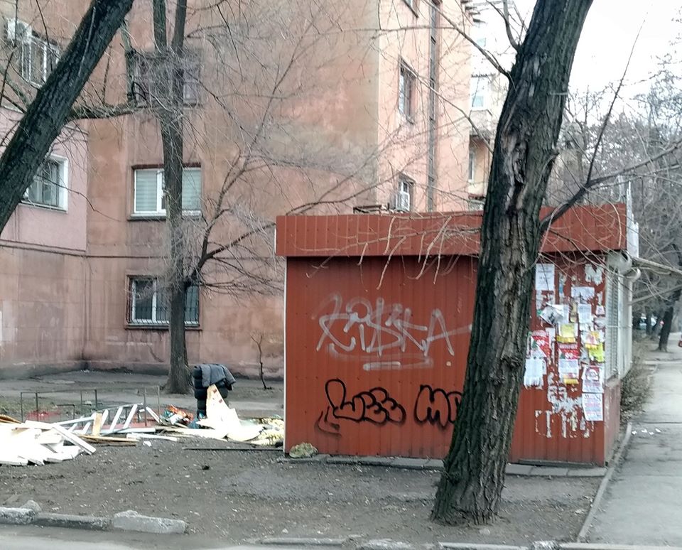 В Днепровском районе снесли нелегально установленные гаражи