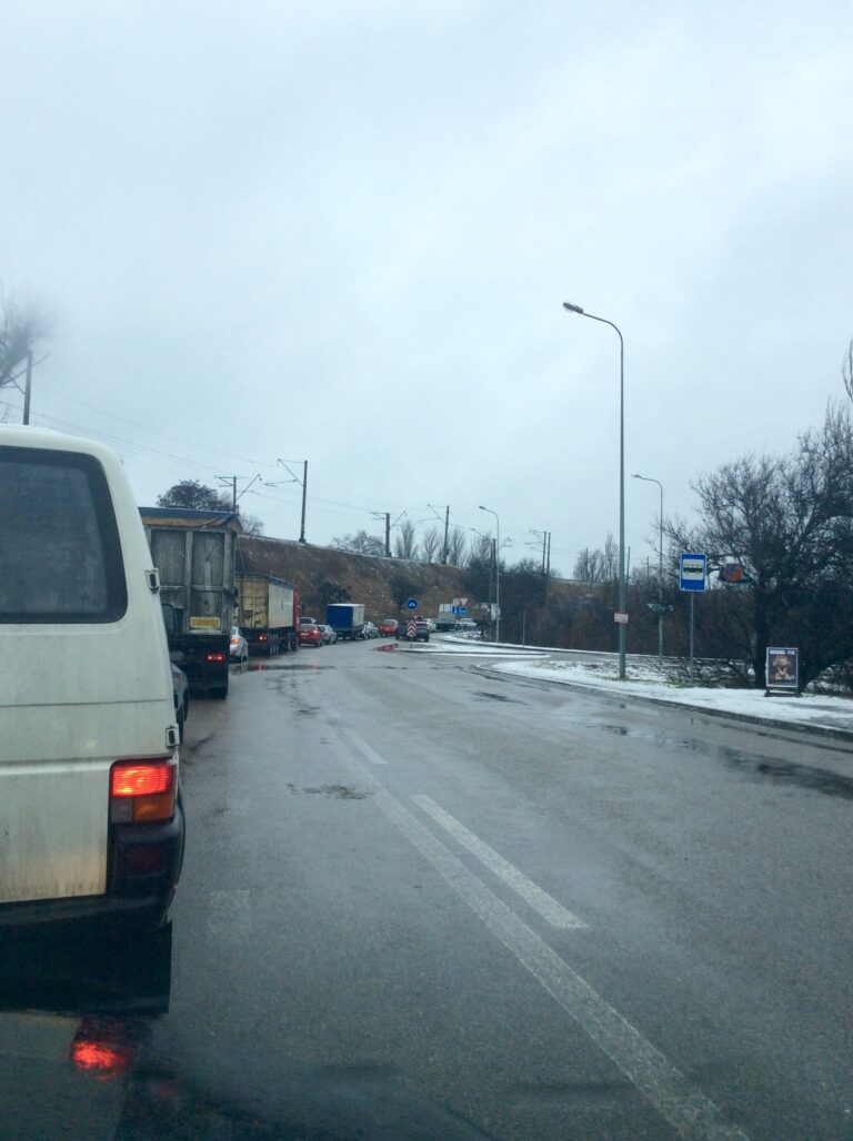 В Запорожье из-за ДТП образовалась пробка на мосту Преображенского, – фото