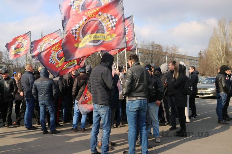 Запорожские таксисты устроили массовую акцию протеста