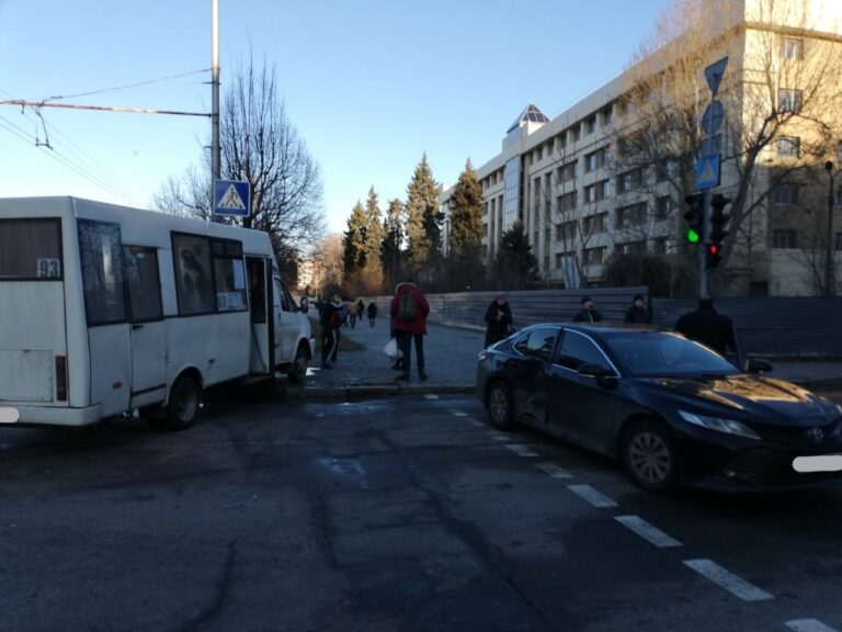 В Запорожье на Мира маршрутка с пассажирами попала в ДТП, – фото