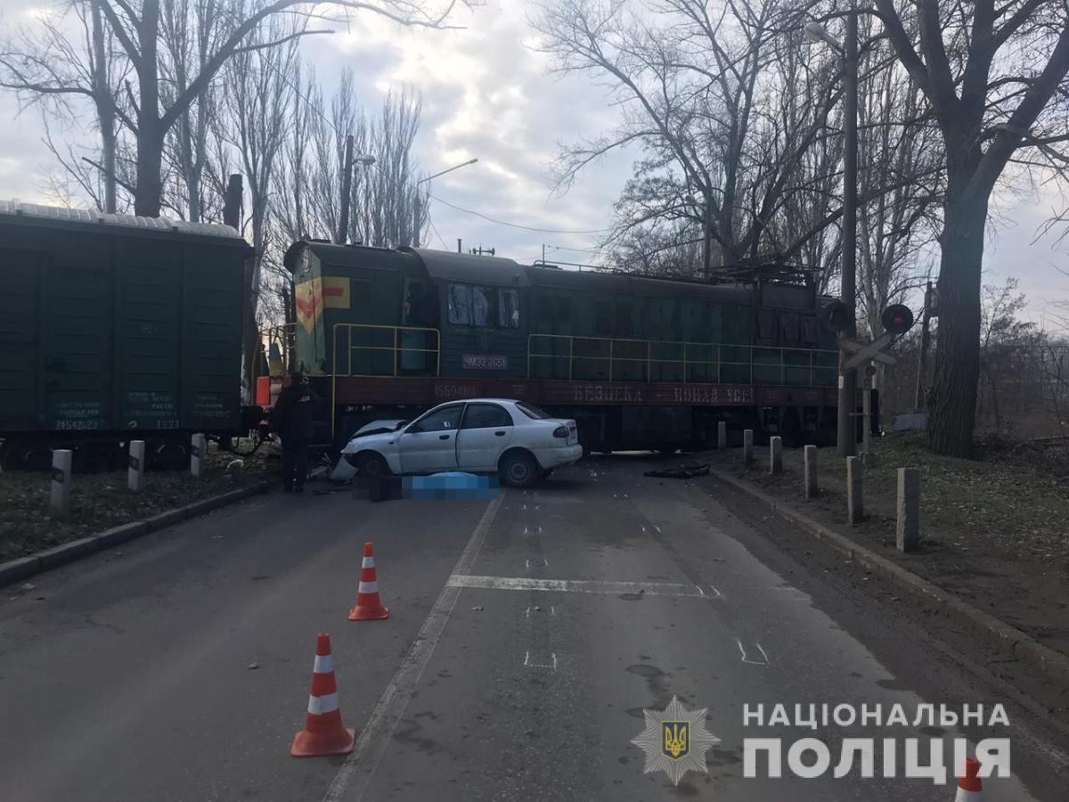 В аварии на переезде в Запорожье погиб водитель