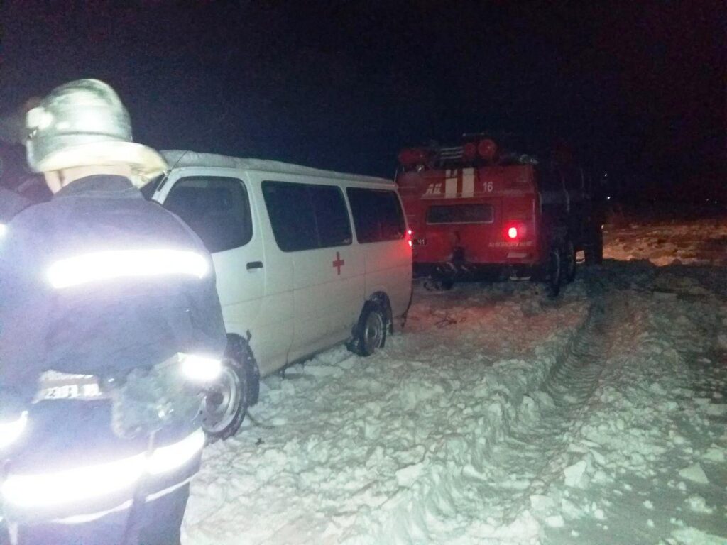 В Запорожской области за сутки спасатели вытащили из кюветов 36 авто и спасли 54 человека, ФОТО