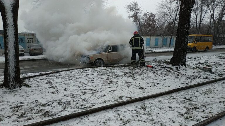 В центре Запорожья спасатели тушили автомобиль