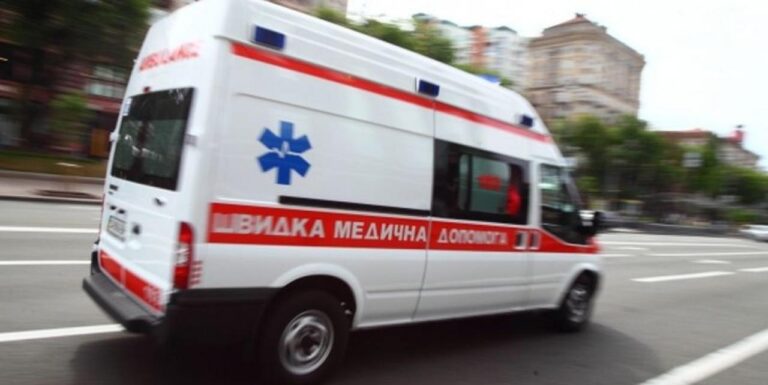 В Запорожье сбили 26-летнего парня: пострадавшего госпитализировали