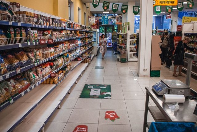 В Бердянске в супермаркетах и магазинах принимают ограниченное количество покупателей