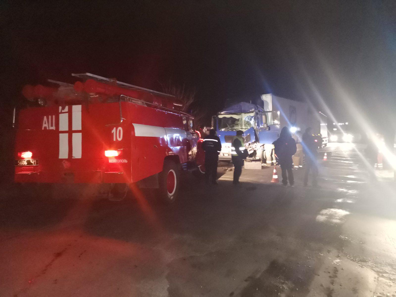 В Запорожской области столкнулись два грузовика: одного из водителей госпитализировали 