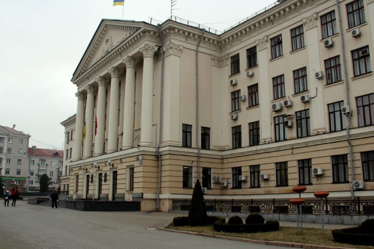 В Запорожской мэрии СБУ проводит обыски