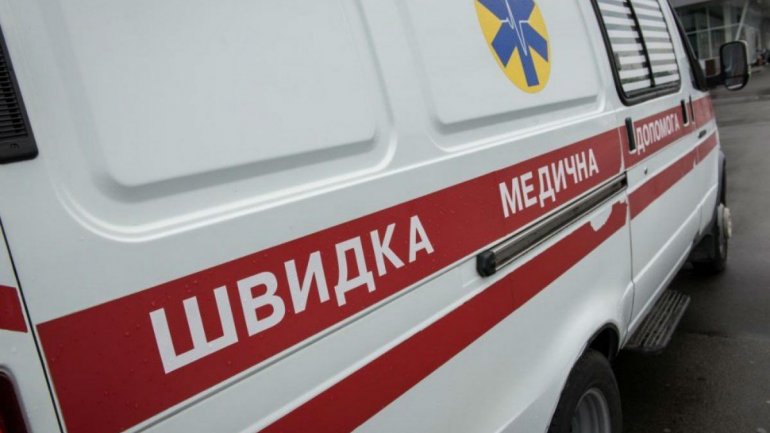 Медики устанавливают пассажиров поезда “Киев-Запорожье”, которые ехали вместе с парой, зараженной коронавирусом 