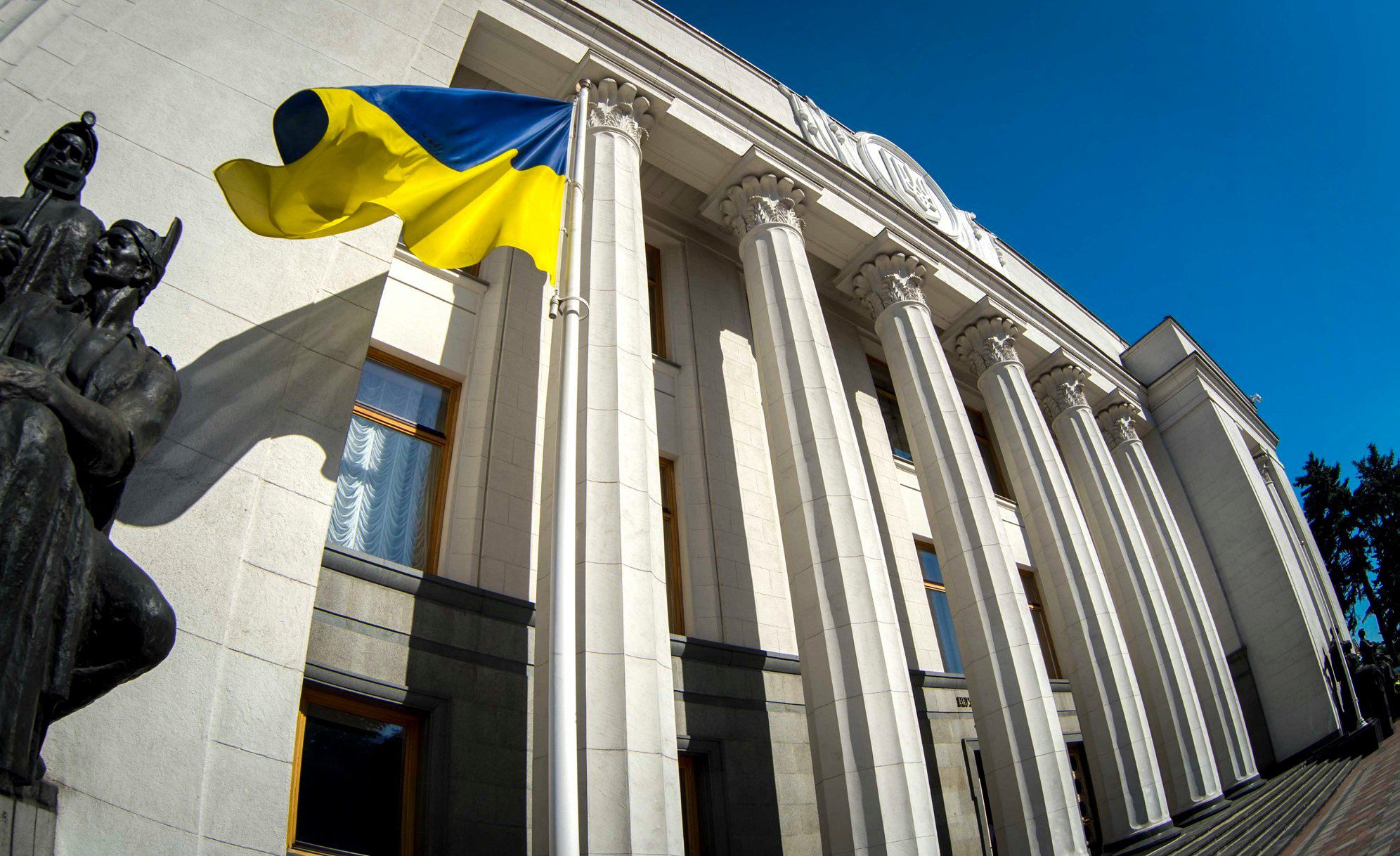 В Запорожье подростки надругалась над флагом Украины (ВИДЕО)