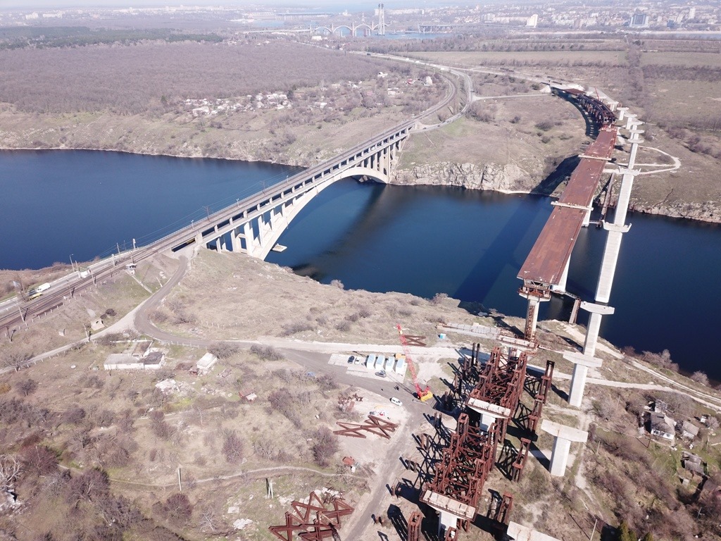 В Запорожье в условиях карантина продолжается строительство мостов через Днепр, – фото 