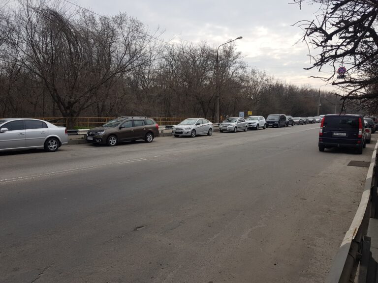 В Запорожье возле Арочного моста в период карантина очереди из припаркованных автомобилей
