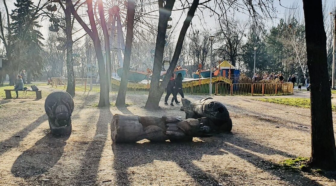 В Запорожье почтят память девочки, умершей от удара деревянной статуи 
