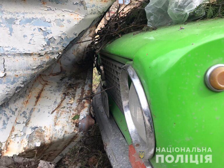 Смертельное ДТП: в Запорожье водитель автомобиля «Жигули» врезался в забор