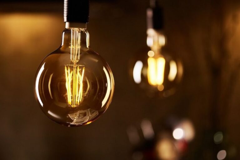 В Запорожье сегодня массово отключат электричество: где не будет света