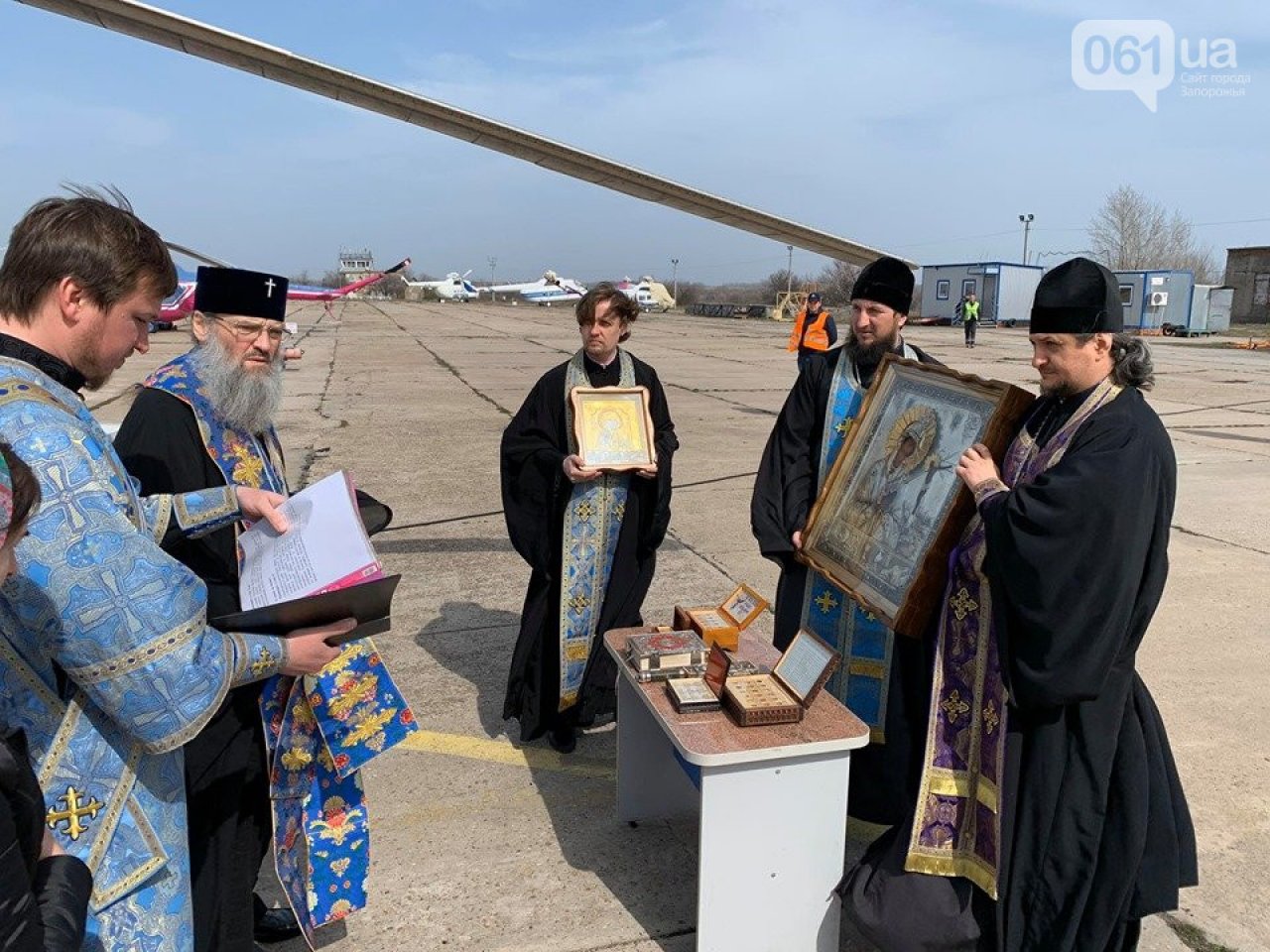 Священники УПЦ МП пролетели на вертолете над Запорожьем и прочитали молитву против коронавируса (ВИДЕО)