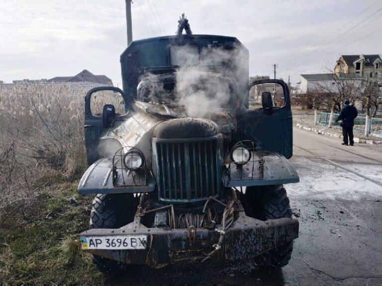 В Запорожской области пылал раритетный грузовик