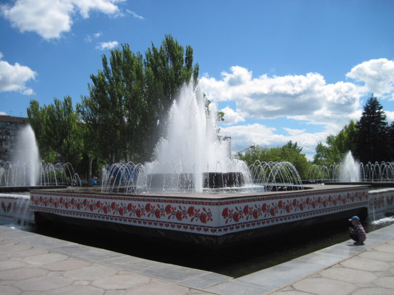 На площади Фестивальной возле фонтана демонтировали 40 гранитных плит