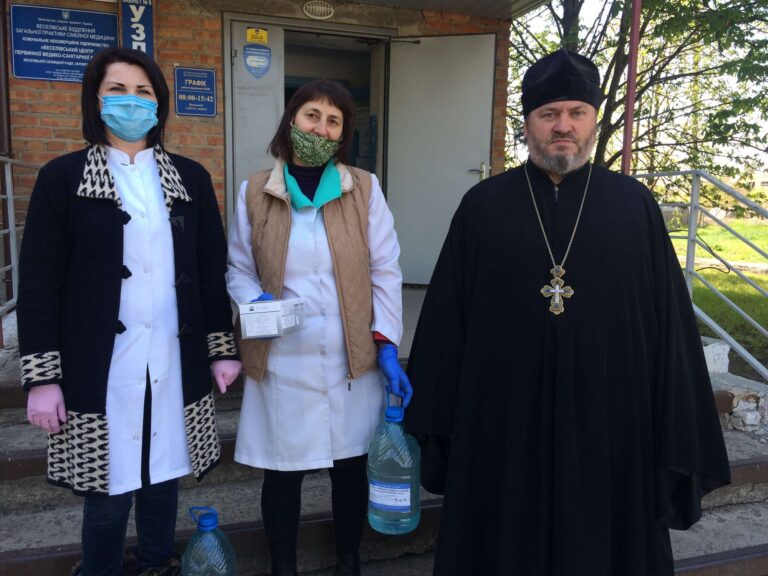 Запорожская епархия УПЦ передала в районную больницу средства дезинфекции и маски