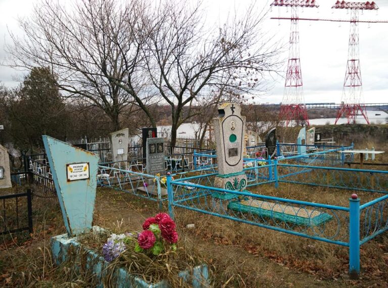 На кладбищах в Запорожской области будут дежурить 600 полицейских
