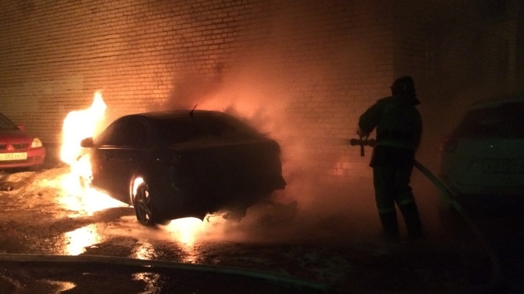 В Запорожской области подожгли автопарковку – сгорело 9 машин (ФОТОРЕПОРТАЖ)
