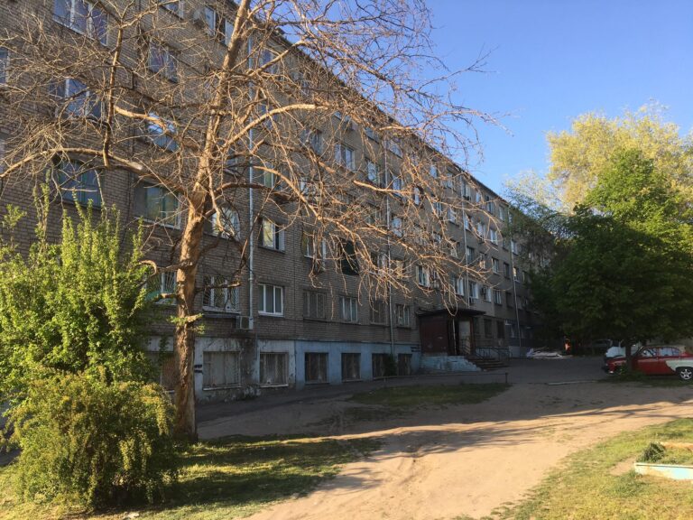 Общежитие в Запорожье, где обнаружили вспышку коронавируса закрыли на вход и выход
