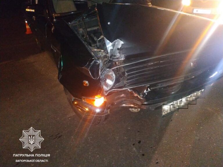 В Запорожье пьяная женщина на автомобиле врезалась в электроопору, – фото 