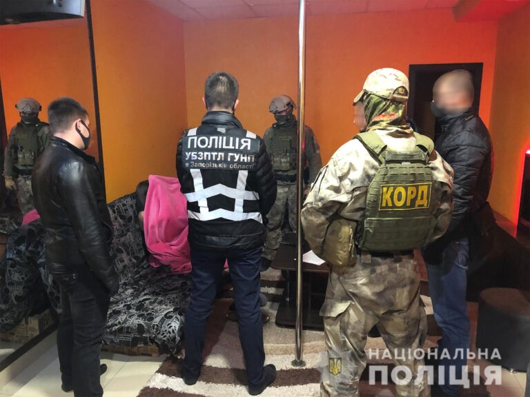 Полицейские в Запорожье разоблачили сутенершу и два борделя, работавших под видом массажных салонов