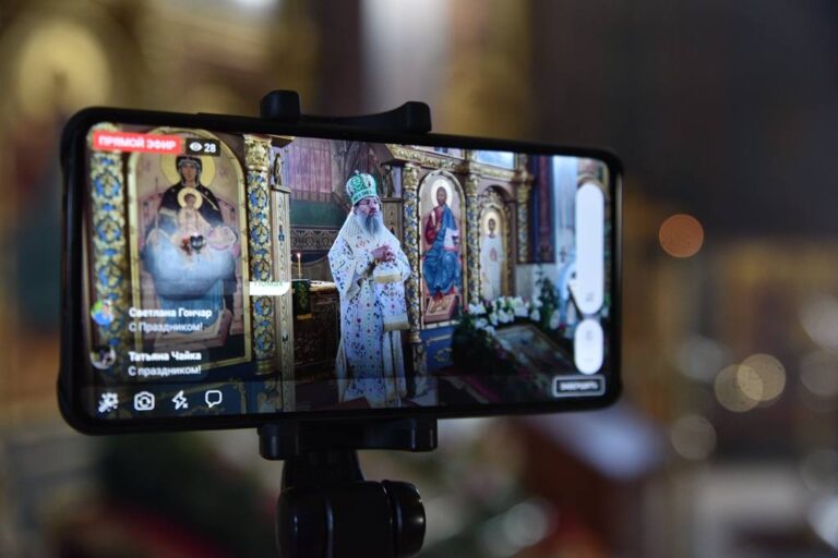 Православные церкви в Запорожье праздничную службу провели онлайн (ФОТО)