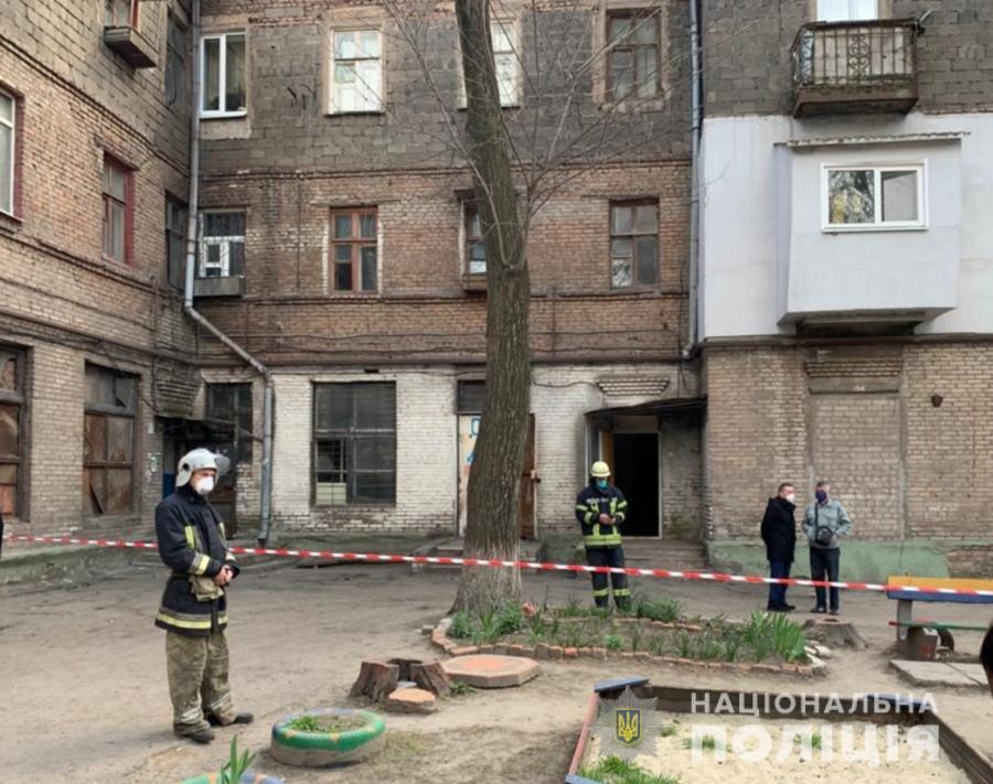 В Запорожье 12-летняя девушка из-за парня выпрыгнула в окно