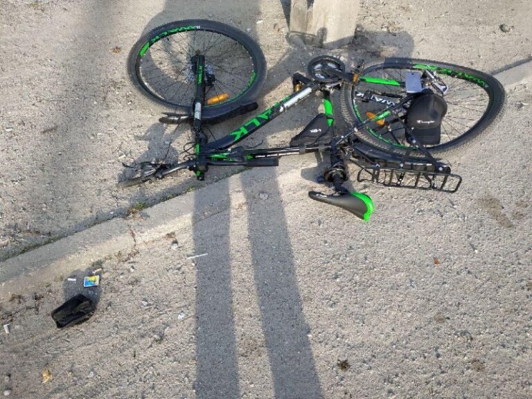 Вчера в Запорожье автомобиль Mazda сбил велосипедиста: пострадавший в тяжелом состоянии