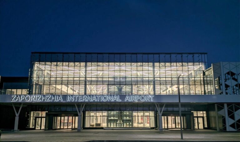 На новом терминале запорожского аэропорта установили современное освещение, – фото