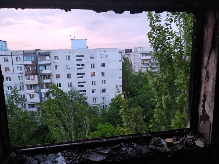 В Запорожье на Бабурке спасатели ликвидировали пожар в девятиэтажке