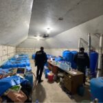 Politsiya i nalogovaya v Melitopole zakryli podpol'nyy tsekh proizvodstva kontrafaktnogo alkogolya