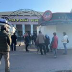 V pervyy den' raboty rynkov v Zaporozh'ye na vkhodakh obrazovalis' ogromnyye ocheredi (VIDEO)