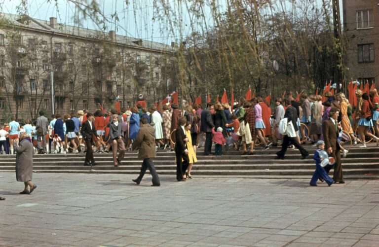 Первое мая в Запорожье: как выглядел первомайский парад 25 лет назад (ФОТО)