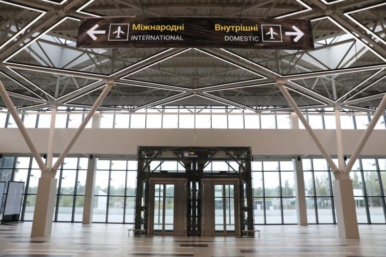 В запорожском аэропорту проводят учения по спасению людей во время крушения вертолёта