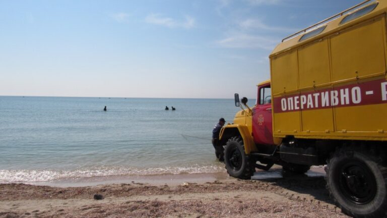 Спасатели-водолазы очищают дно Азовского моря перед началом курортного сезона